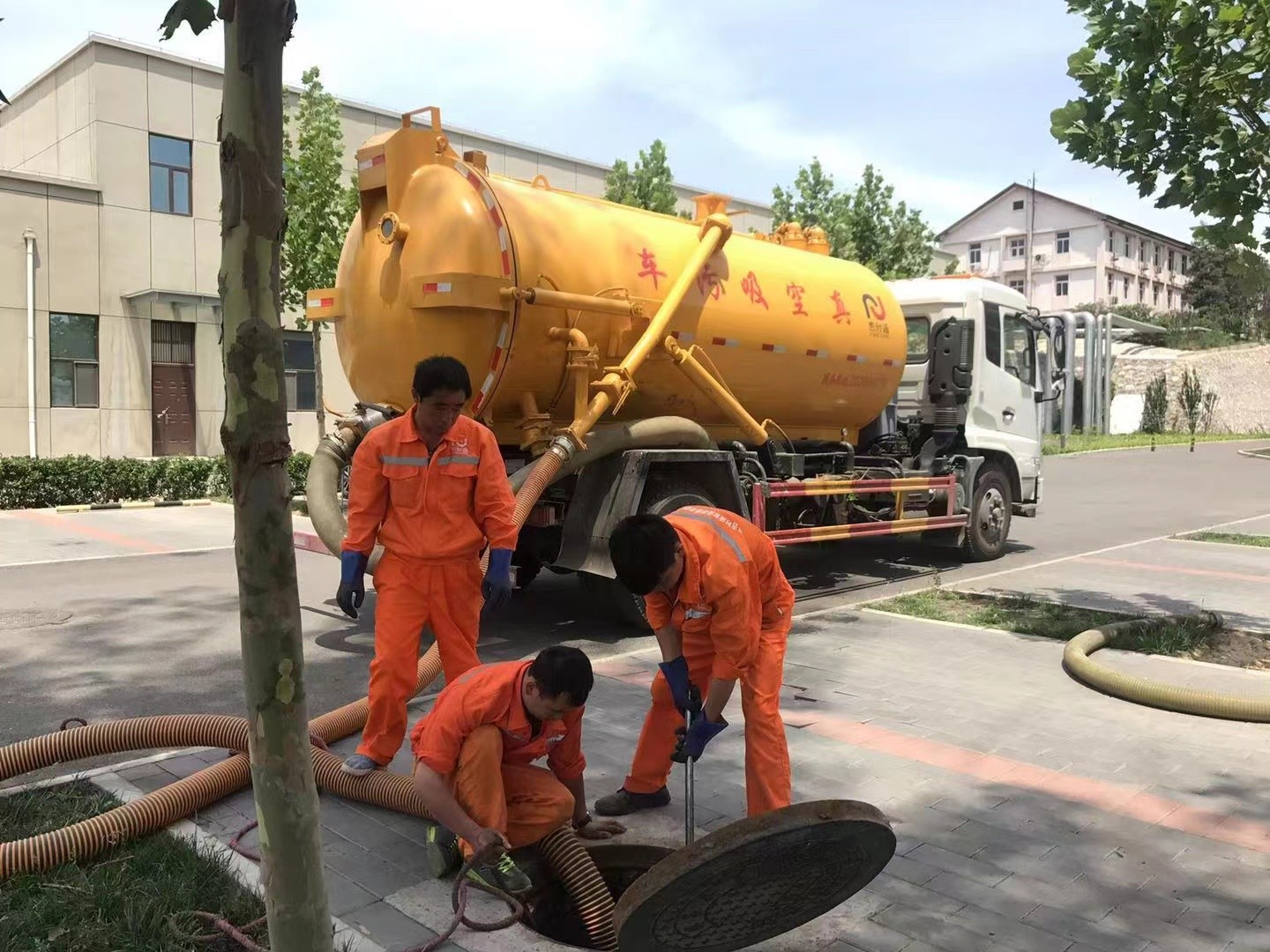 新区管道疏通车停在窨井附近